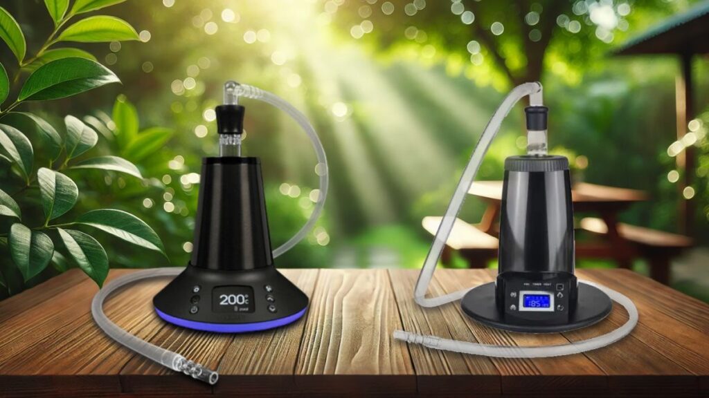 Arizer XQ2 vs Extreme Q: Który waporyzator stacjonarny Wybierzesz? 1 Porównanie dwóch waporyzatorów stacjonarnych Arizer - Arizer XQ2 (po lewej) i Arizer Extreme Q (po prawej) - ustawionych na drewnianym stole w ogrodzie, z tłem przedstawiającym zielone rośliny i rozmyte światło słoneczne.