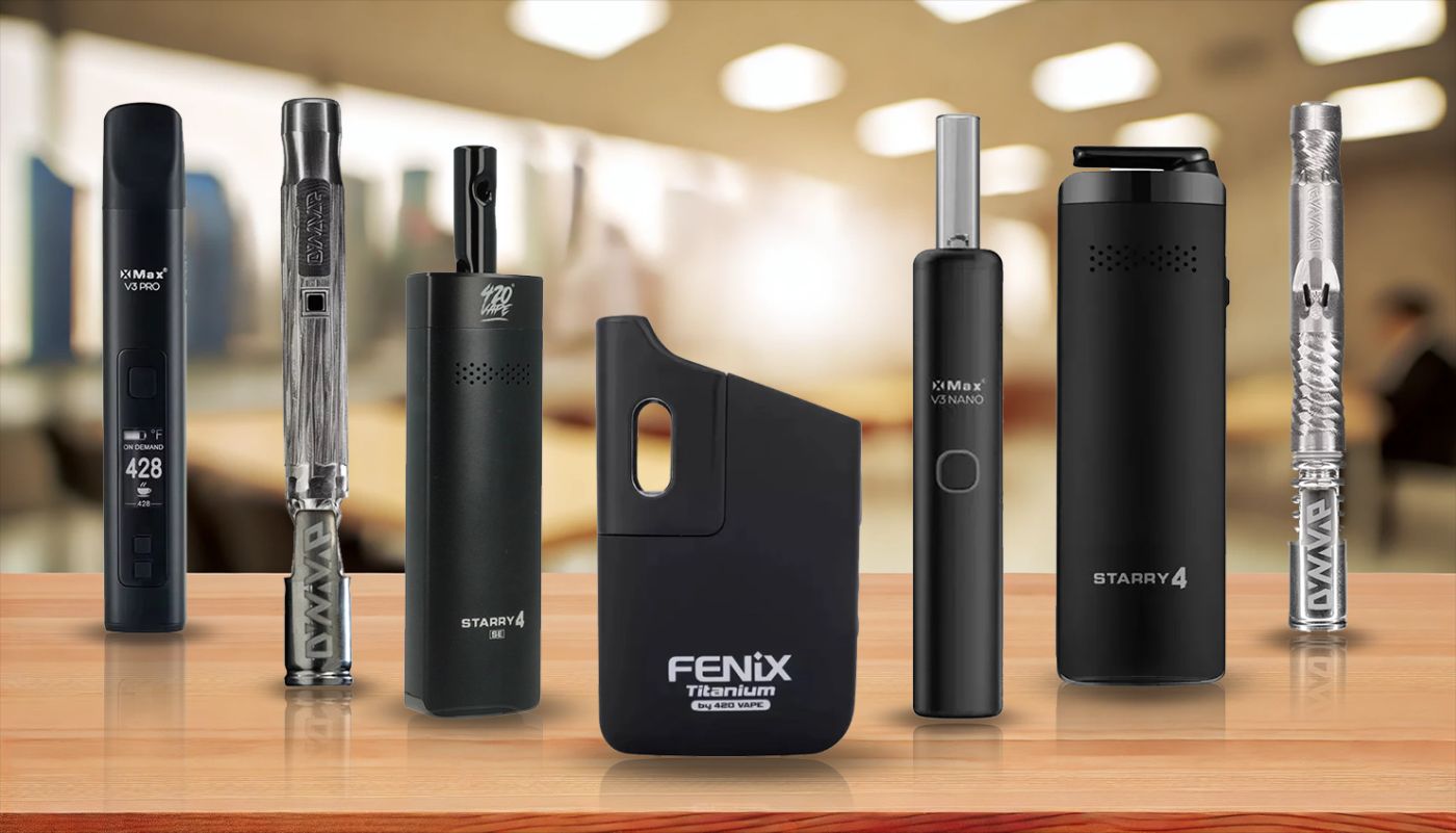 Ranking tanich waporyzatorów do suszu – przegląd różnych modeli na drewnianym stole, na tle rozmytego biura. Tanie waporyzatory do suszu różnią się designem, rozmiarem i kolorem, od modeli manualnych po elektroniczne, idealne dla początkujących i zaawansowanych użytkowników.