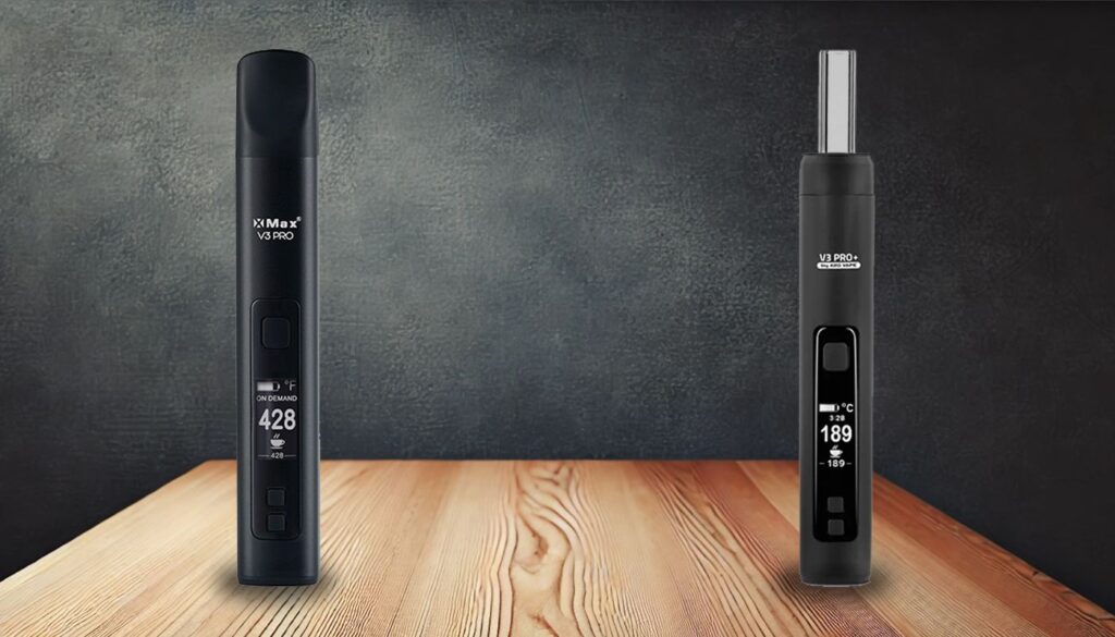 X-MAX V3 Pro vs. V3 Pro+: Który Waporyzator Wybrać? 1 Porównanie waporyzatorów X-MAX V3 Pro i X-MAX V3 Pro+. Po lewej stronie znajduje się X-MAX V3 Pro w czarnym kolorze, z wyświetlaczem pokazującym temperaturę 428°F. Po prawej stronie X-MAX V3 Pro+ również w czarnym kolorze, z wyświetlaczem pokazującym temperaturę 189°C. Oba urządzenia stoją na drewnianym blacie, na tle ciemnej, teksturowanej ściany, prezentując różnice w designie, w tym konstrukcję ustników.