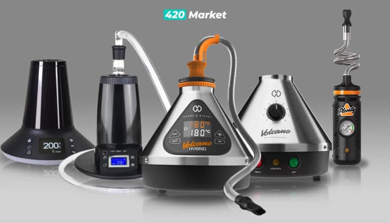 420Market.pl - Najlepsze waporyzatory i akcesoria dla palaczy 81 Ranking najlepszych waporyzatorów stacjonarnych na 2024 rok, przedstawiający różne modele, w tym Volcano Hybrid, Volcano Classic, Plenty, Arizer XQ2 i Extreme Q, w porównaniu obok siebie. Obraz pokazuje eleganckie wzornictwo i kluczowe funkcje, takie jak cyfrowa kontrola temperatury oraz unikalne systemy dostarczania pary. Logo 420Market widoczne na górze.