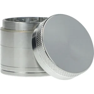 Promocje 420 44 Aluminiowy młynek do suszu, 4-częściowy z magnetycznym zamknięciem, kolor srebrny – widok na otwarty młynek z ostrymi ząbkami i komorą na pyłek, średnica 40 mm