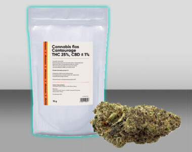 Zdjęcie opakowania medycznej marihuany Mac 1 od Cantourage (Cannabis Flos THC 25%, CBD ≤ 1%) o pojemności 10 g, obok widoczny pąk suszu o jasnozielonym kolorze z białymi trichomami i bursztynowymi włoskami.