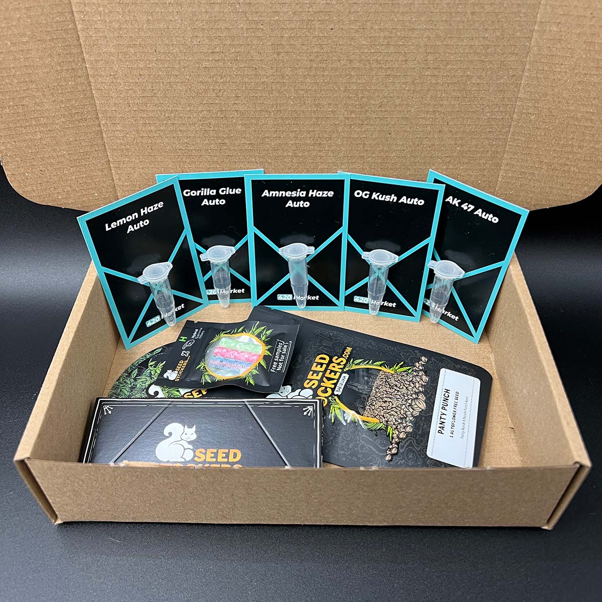 420-outdoor-box-oldschool-classics-zestaw Zestaw kolekcjonerski 420 OUTDOOR BOX OLDSCHOOL CLASSICS – limitowana edycja 5 automatycznych nasion klasycznych odmian marihuany, w tym AK 47 Auto, Amnesia Haze Auto, Gorilla Glue Auto, Lemon Haze Auto i OG Kush Auto. Ekskluzywne opakowanie zawiera nasiona w fiolkach, ulotki oraz gratisy od SeedStockers. Idealny wybór dla kolekcjonerów legendarnych genetyk konopi