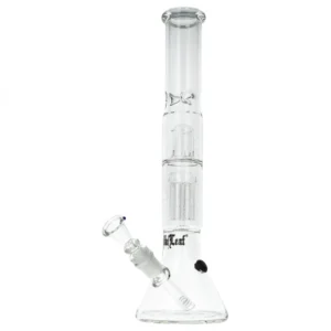 Promocje 420 183 Szklane bongo Black Leaf o wysokości 38 cm z 6-ramiennym perkolatorem, wykonane z przezroczystego borokrzemowego szkła o grubości 4 mm. Fajka wodna posiada uchwyt na lód, system Anti-splash, dziurę Turbo oraz cybuch z rączką. Na korpusie widoczne logo Black Leaf.