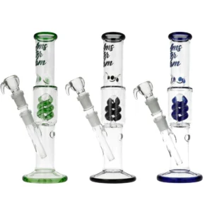 Promocje 420 122 Trzy bonga Glass Amsterdam o wysokości 29 cm z spiralnym perkolatorem, wykonane z przezroczystego szkła borokrzemowego. Każde bongo posiada detale w różnych kolorach: zielonym, czarnym lub niebieskim. Widoczne logo "Amsterdam" na korpusie oraz wyciągany cybuch z uchwytem i dziurką Turbo.