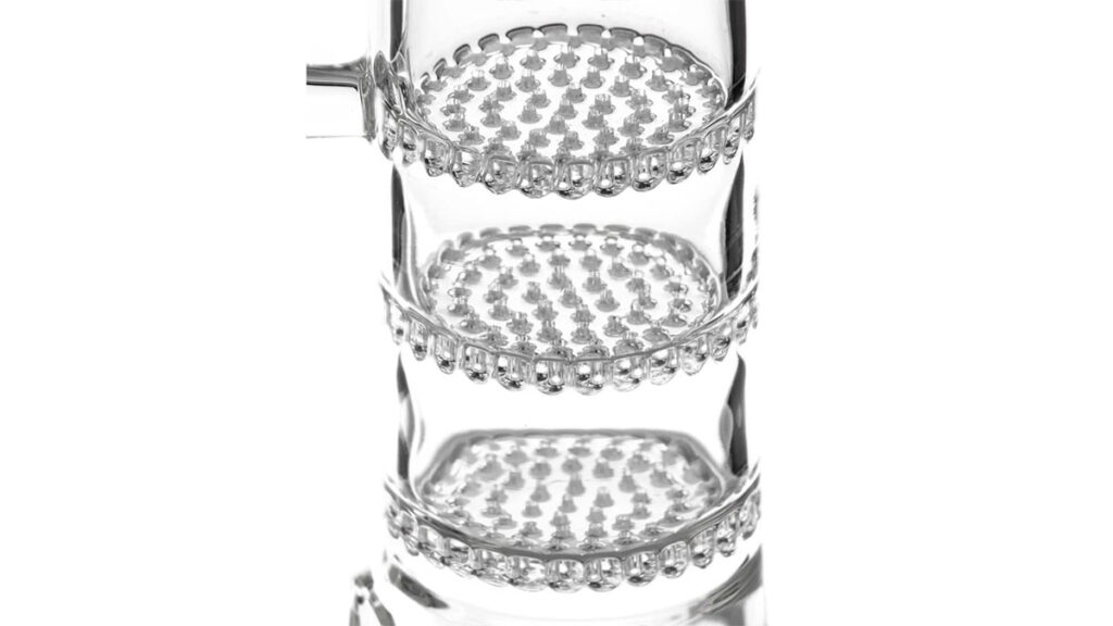 Jak używać bonga z filtracją? 6 Honeycomb perc w bongu (wielowarstwowy) - Zbliżenie na trójwarstwowy plaster miodu w bongu, z otworami w dyskach tworzącymi setki bąbelków dla intensywnej filtracji.