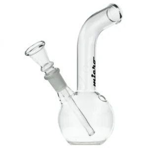 Promocje 420 172 Szklane bongo Micro Bouncer o wysokości 18 cm, klasyczna konstrukcja z wyciąganym cybuchem, dziurką Turbo, szerokim wygiętym ustnikiem i czarnym logo Micro.