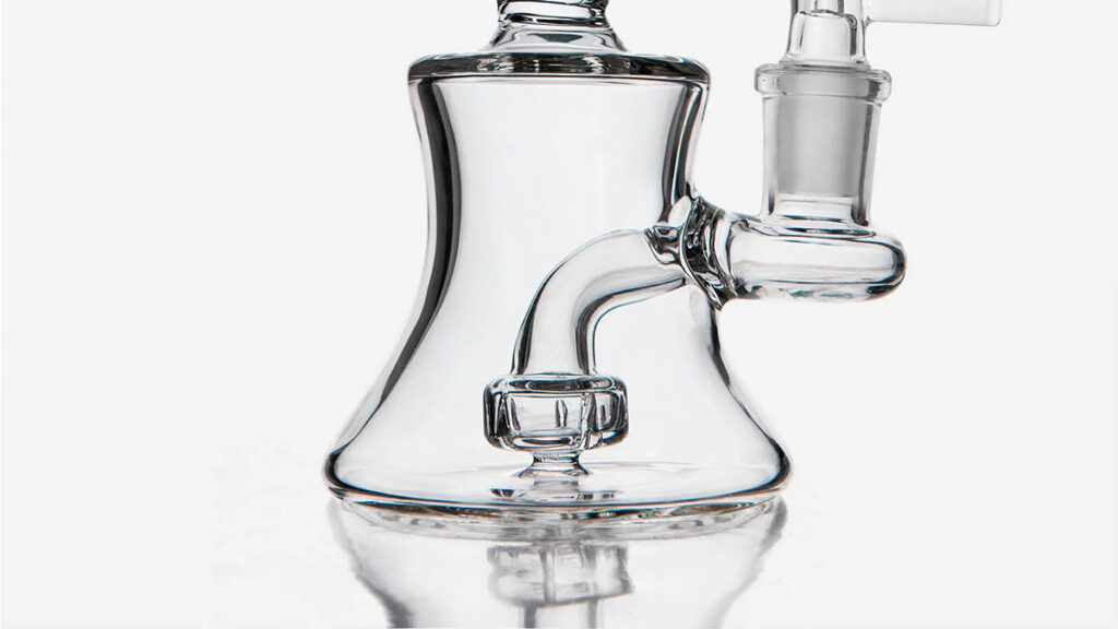 Jak używać bonga z filtracją? 7 Showerhead perc w bongu - Widok na filtrację prysznicową w bongu, gdzie otwory w kształcie głowicy prysznicowej rozpraszają i chłodzą dym.