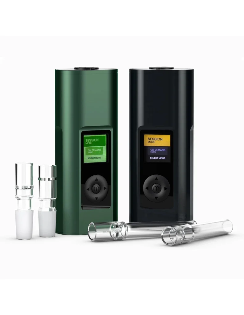 Solo 3 V2.0 – Przenośny waporyzator Arizer z trybem On-Demand 2 Dwa waporyzatory Arizer Solo 3 V2.0 w kolorach zielonym i czarnym, z kolorowymi ekranami i zestawem szklanych ustników XL oraz adapterów WPA do fajek wodnych, widok z przodu