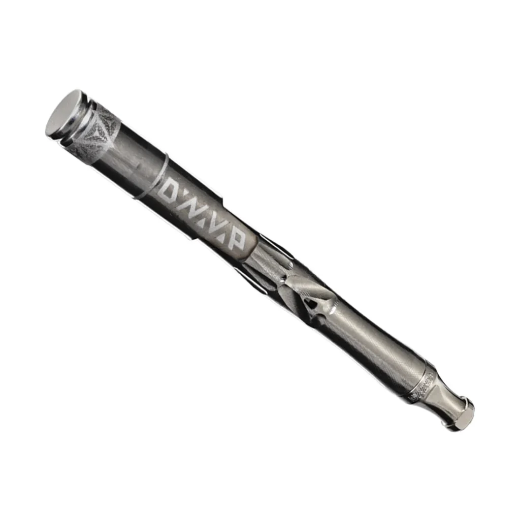 DynaVap UniDyn Ball Vape – Tytanowy Waporyzator Manualny XL 2 DynaVap UniDyn Ball Vape – tytanowy waporyzator manualny XL z konwekcyjną nasadką BallR Cap, widok pod kątem na białym tle.