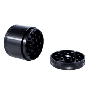 Promocje 420 46 Duży, 4-częściowy metalowy grinder 50mm w czarnym kolorze, pokazany obok swojej magnetycznej pokrywy i sitka na pyłek.