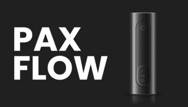 Waporyzator PAX Flow na czarnym tle z dużym napisem PAX FLOW – nowoczesne urządzenie do waporyzacji suszu