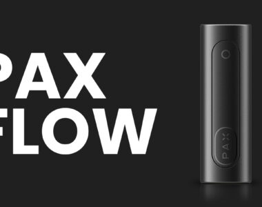 Waporyzator PAX Flow na czarnym tle z dużym napisem PAX FLOW – nowoczesne urządzenie do waporyzacji suszu