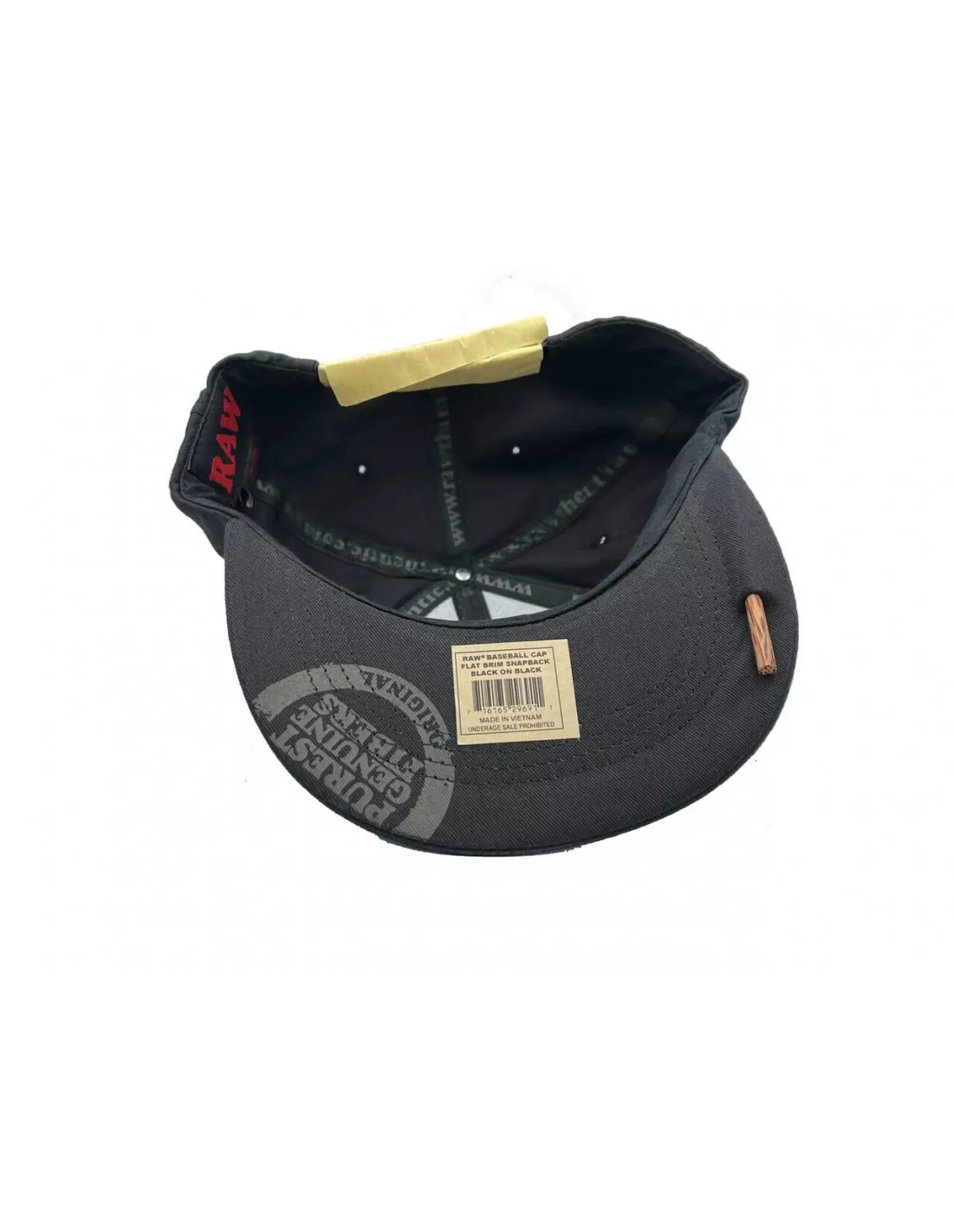 czapka-z-daszkiem-raw-baseball-cap-ze-schowkiem-i-ubijakiem-czarna (1) Wnętrze czapki RAW z widocznym bambusowym ubijakiem w schowku i pieczątką autentyczności na daszku.