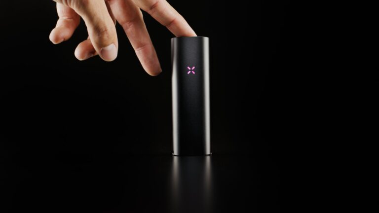 420Market.pl - Najlepsze waporyzatory i akcesoria dla palaczy 81 Kieszonkowy waporyzator do suszu PAX FOUR Onyx z aktywnym podświetleniem LED interfejsu, obsługiwany dłonią.