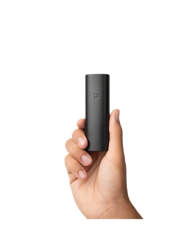 PAX Four (4) - Waporyzator przenośny do suszu 2 Dłoń trzymająca czarny, ultra-kompaktowy waporyzator PAX Four, demonstrująca jego kieszonkowy rozmiar i przenośność