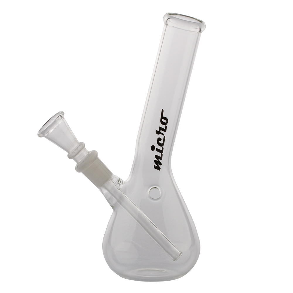 Bongo Micro Bouncer Hangover 19 cm – bańka i odchylona rura 1 Bongo Micro Bouncer Hangover z bezbarwnego szkła w ujęciu pod kątem — kulista podstawa, odchylona rura z nadrukiem micro i cybuch wsunięty w szlif