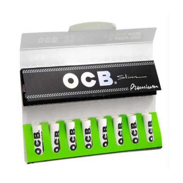 Otwarte opakowanie bibułek OCB Premium Slim z ośmioma filtrami Activ'Tips w tekturowych gniazdach