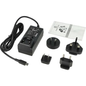 Komplet ładowarki do Mighty+: czarny zasilacz z kablem USB-C, cztery wymienne wtyczki sieciowe i ulotka Storz & Bickel.