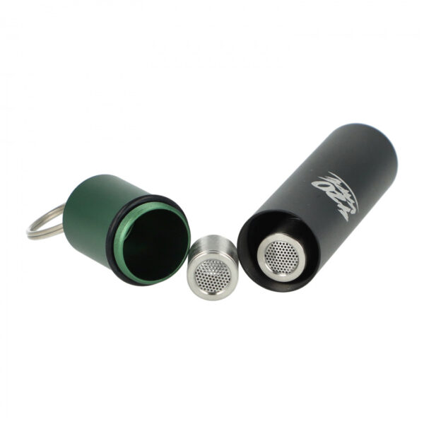 Otwarty pojemnik na kapsułki do Fenix Mini — metalowy korpus 420VAPE, zielona zakrętka i stalowa kapsułka dozująca obok.