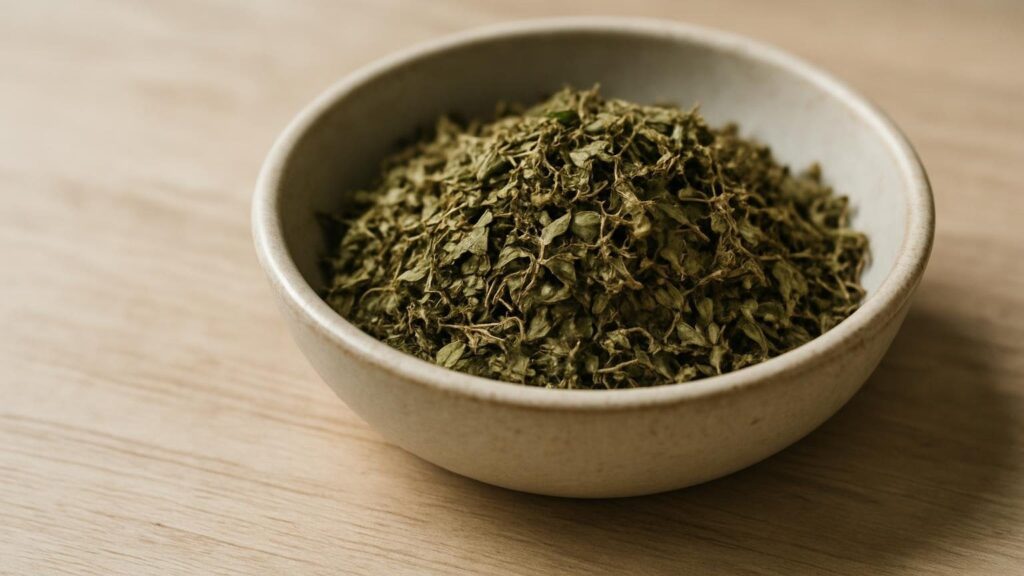 Bazylia Tulsi do waporyzacji — charakterystyka, aromat i temperatura 1 Suszony liść bazylii tulsi do waporyzacji w ceramicznej misce. Ilustracja do artykułu „Bazylia Tulsi do waporyzacji — charakterystyka, aromat i temperatura”.